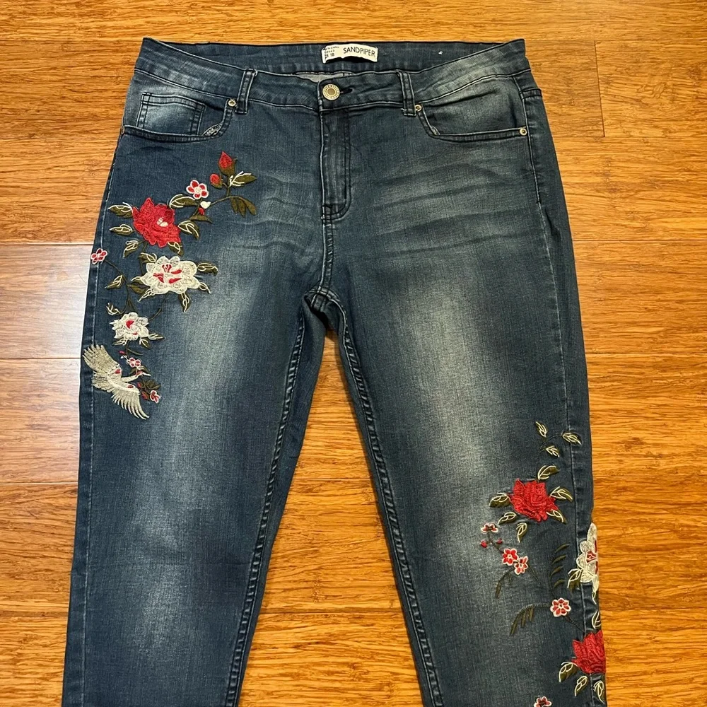 Sandpiper Embroidered Dark Wash Cropped Jeans – Floral – Size 18 - Picture 3 of 15